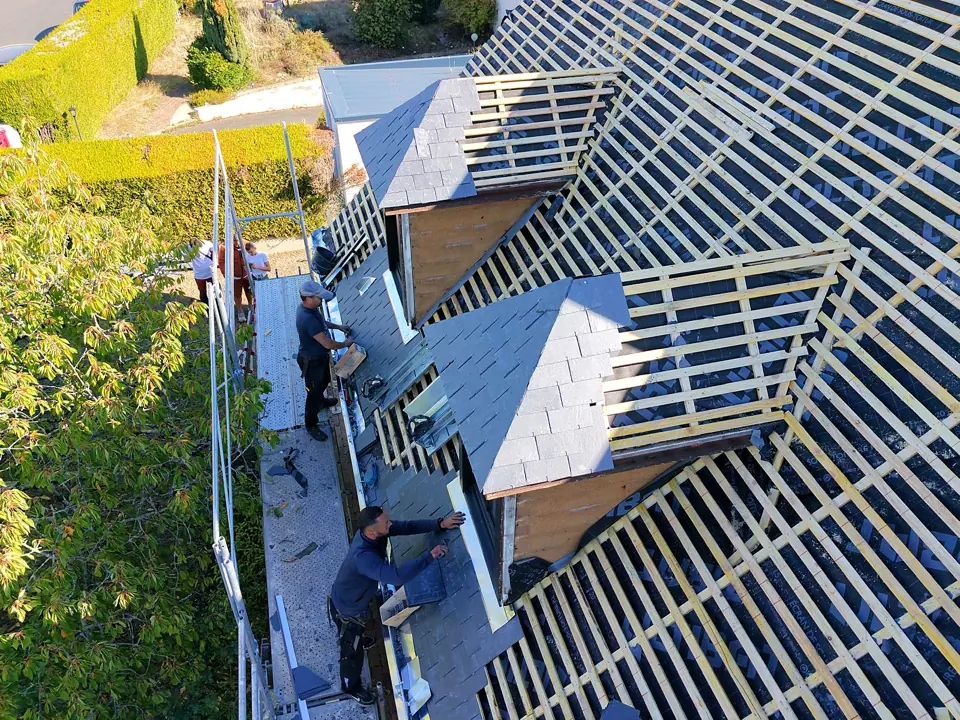 Vue plongeante du chantier de couverture avec trois lucarnes