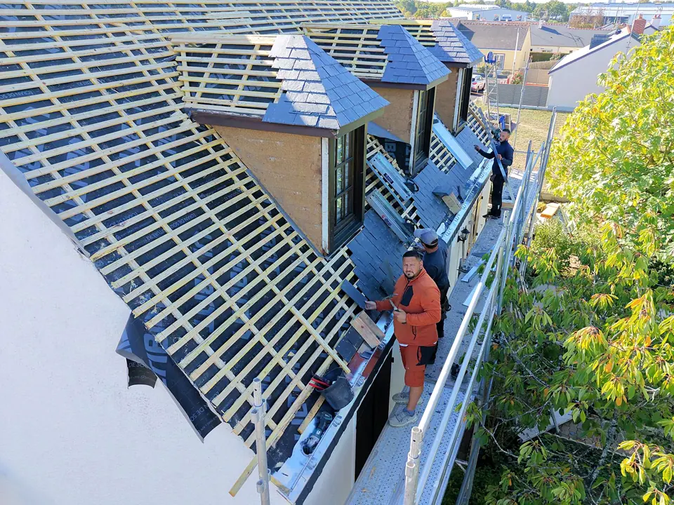 Chantier réel de pose d’ardoises autour de lucarnes