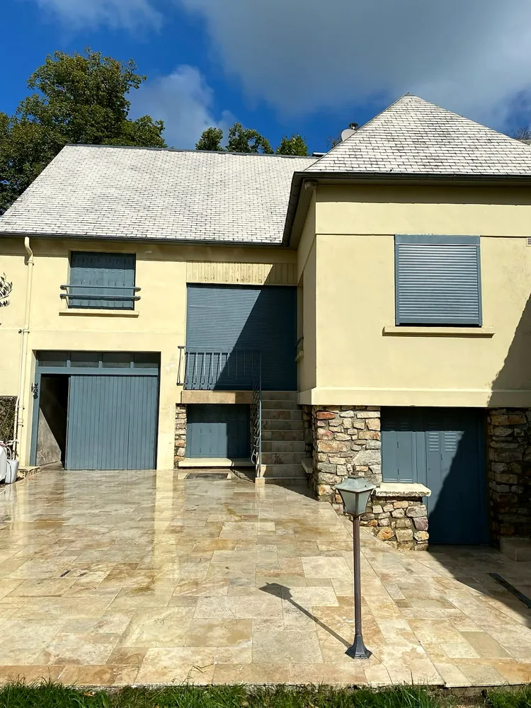 Maison avec couverture claire avant réfection de toiture