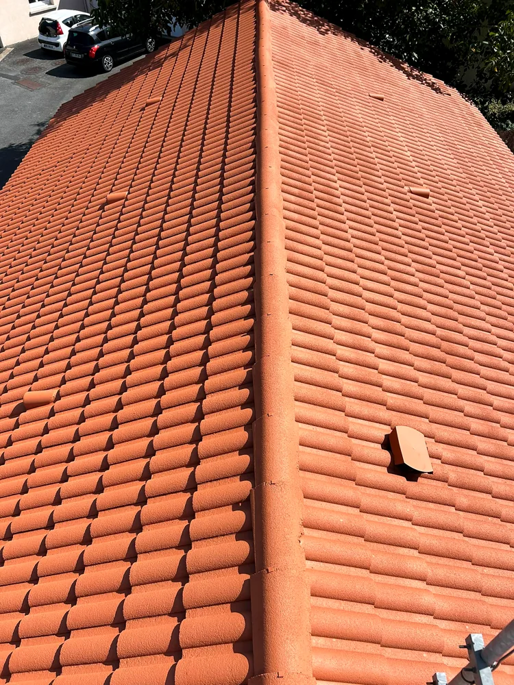 Vue de toiture en tuiles rouges après intervention, photo réelle